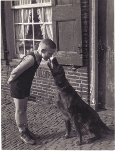 F46 Arno Visser voert zijn hond, werelddierendag, 1954